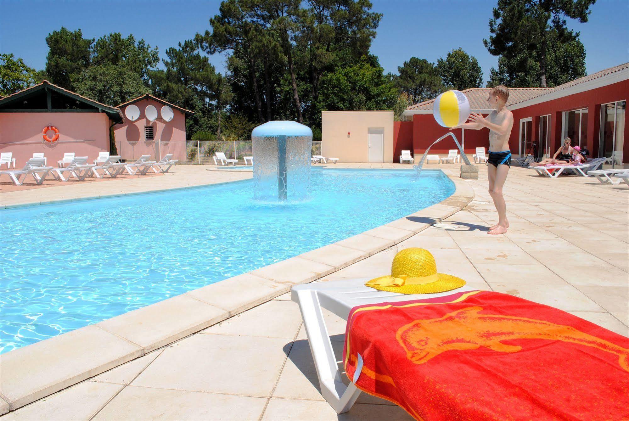Residence Nemea Les Rives De Saint Brice อาเรส ภายนอก รูปภาพ