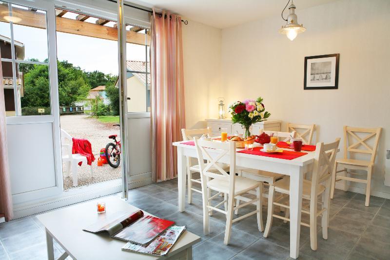 Residence Nemea Les Rives De Saint Brice อาเรส ภายนอก รูปภาพ